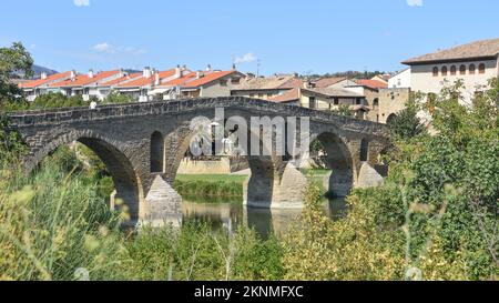 Puente la Reina, Spanien - 31. August 2022: Bögen der römischen Puente la Reina Fußbrücke, Navarre, Spanien Stockfoto