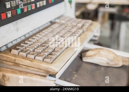 Alte schmutzige Tastatur zur Steuerung einer CNC-Maschine. Fokus im Vordergrund Stockfoto