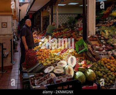 Stand, der Obst und Gemüse in der Markthalle verkauft. Stockfoto
