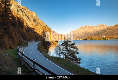 An einem späten Herbstnachmittag entlang des Lake Sils in der Schweiz Stockfoto