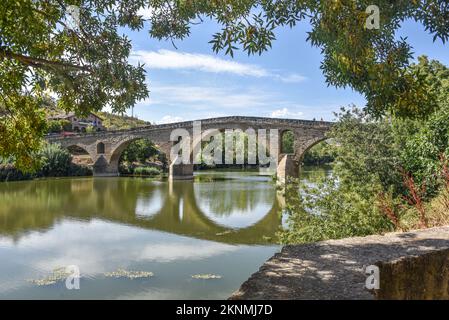 Puente la Reina, Spanien - 31. August 2022: Bögen der römischen Puente la Reina Fußbrücke, Navarre, Spanien Stockfoto