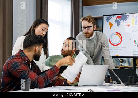 Ein Team junger multinationaler Geschäftsleute arbeitet an einem Start-up. Geschäftsstrategie, teamwork.Communication-Netzwerk.Managementstrategie. Digital Stockfoto