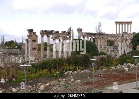 Baalbek, Libanon. 26.. November 2022. Ein Foto von der archäologischen Stätte von Baalbek, Libanon, 26. November 2022. Die Ruinen von Baalbek sind eines der schönsten Beispiele der kaiserlichen römischen Architektur von ihrer besten Seite. (Foto: Elisa Gestri/Sipa USA) Kredit: SIPA USA/Alamy Live News Stockfoto