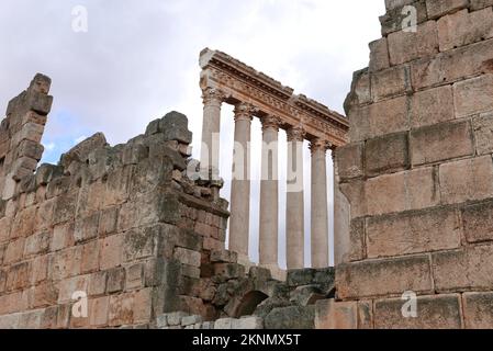 Baalbek, Libanon. 26.. November 2022. Ein Foto von der archäologischen Stätte von Baalbek, Libanon, 26. November 2022. Die Ruinen von Baalbek sind eines der schönsten Beispiele der kaiserlichen römischen Architektur von ihrer besten Seite. (Foto: Elisa Gestri/Sipa USA) Kredit: SIPA USA/Alamy Live News Stockfoto