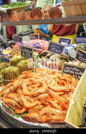 Frischer Fisch und Meeresfrüchte auf dem Markt in Las Halles, Biarritz, Frankreich Stockfoto