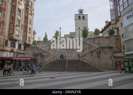 Santander, Spanien - 31. Okt. 2022: Gotische Fassade der Kathedrale von Santander, Kantabrien, Spanien Stockfoto