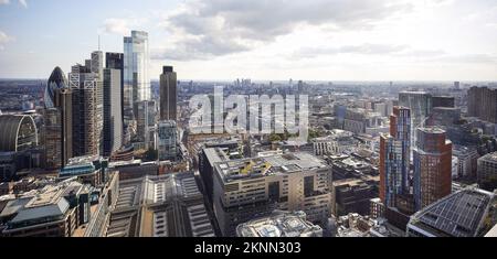 Kontextbezogene Skyline-Ansicht. One Crown Place, London, Vereinigtes Königreich. Architekt: Kohn Pedersen Fox Associates (KPF), 2022. Stockfoto