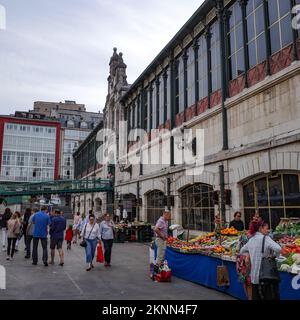 Santander, Spanien - 31. Okt. 2022: Außenansicht des Marktgebäudes Mercado de la Esperanza in Santander, Kantabrien, Spanien Stockfoto