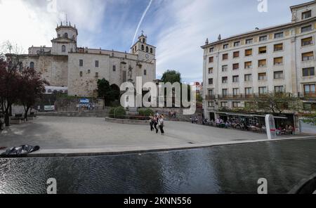 Santander, Spanien - 31. Okt. 2022: Gotische Fassade der Kathedrale von Santander, Kantabrien, Spanien Stockfoto