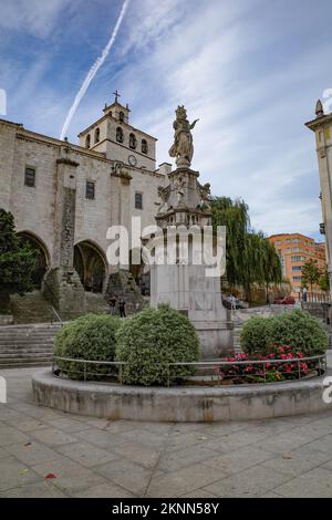 Santander, Spanien - 31. Okt. 2022: Gotische Fassade der Kathedrale von Santander, Kantabrien, Spanien Stockfoto