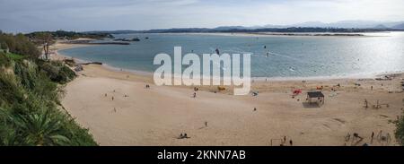 Santander, Spanien - 31. Oktober 2022: Kitesurfer und Badende am Strand Playa de los Peligros, Santander, Kantabrien Stockfoto