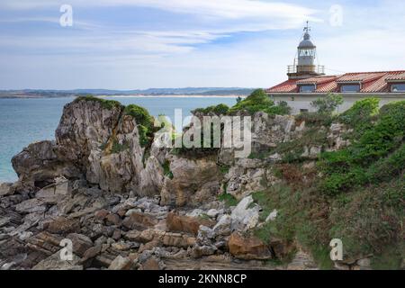 Santander, Spanien - 31. Okt. 2022: Leuchtturm Faro de La Cerda an der kantabrischen Küste, Santander Stockfoto