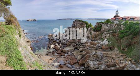 Santander, Spanien - 31. Okt. 2022: Leuchtturm Faro de La Cerda an der kantabrischen Küste, Santander Stockfoto