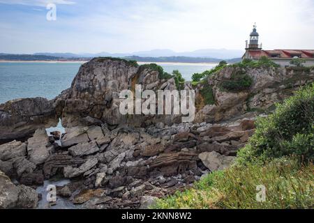 Santander, Spanien - 31. Okt. 2022: Leuchtturm Faro de La Cerda an der kantabrischen Küste, Santander Stockfoto