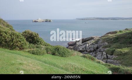 Santander, Spanien - 31. Oktober 2022: Faro de la Isla de Mouro von der Magdalena-Halbinsel, Santander, Kantabrien Stockfoto