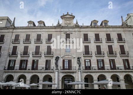 Santander, Spanien - 29. Okt. 2022: Historische Gebäude auf der Plaza Porticada (Plaza de Velarde), Santander, Kantabrien Stockfoto