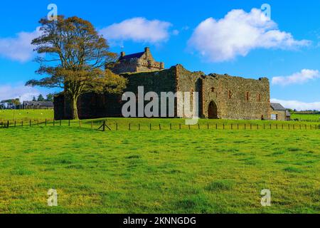 Blick auf das Skipness Castle auf der Halbinsel Kintyre in Schottland, Großbritannien Stockfoto