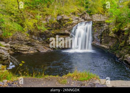 Blick auf die Fälle von Falloch, den Wasserfall in Loch Lomond und den Trossachs National Park, Schottland, Großbritannien Stockfoto