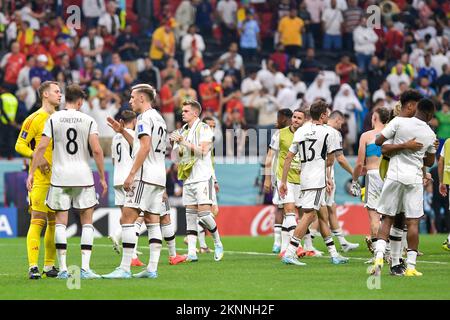 Al-Khor, Katar. 27.. November 2022. AL KHOR, KATAR - NOVEMBER 27: Spieler Deutschlands applaudieren den Fans nach dem Spiel der Gruppe E - FIFA Weltmeisterschaft Katar 2022 zwischen Spanien und Deutschland im Al Bayt Stadion am 27. November 2022 in Al Khor, Katar (Foto von Pablo Morano/BSR Agency) Guthaben: BSR Agency/Alamy Live News Stockfoto