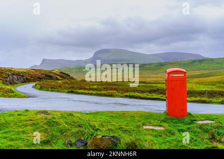 Blick auf die Landschaft, mit roter Telefonzelle, auf der Isle of Skye, Inner Hebrids, Schottland, Großbritannien Stockfoto