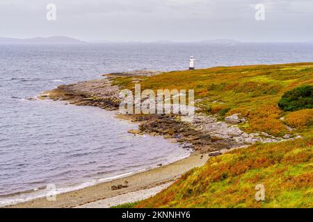 Blick auf die Küstenlandschaft und den Rhue Lighthouse in den Highlands, Schottland, Großbritannien Stockfoto