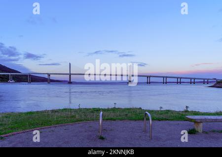 Sonnenuntergang über der Kessock Bridge über Beauly Firth in Inverness, Schottland, Großbritannien Stockfoto