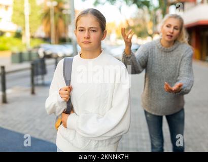 Verärgert Teenager-Mädchen auf der Straße der Stadt mit besorgt Mutter Vorwurf ihr Stockfoto