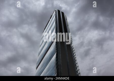 Mailand, Italien - 26. Juni 2022: Blick von unten auf den Allianz Tower in Tre Torri. Das CityLife Financial Architectural Building mit Wolkenkratzer. Stockfoto