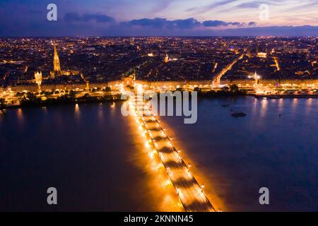 Beleuchtete Stadt Bordeaux bei Nacht Stockfoto