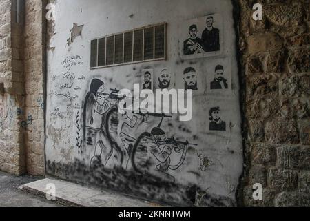 Nablus, Palästina. 27.. November 2022. Ein Wandbild, das bewaffnete Männer der Lions' Den-Gruppe darstellt, die während ihrer Angriffe auf die Stadt Nablus in der Altstadt von Nablus im Westufer durch israelische Armeekugeln getötet wurden. Die israelische Armee zerstörte sie und tötete die palästinensischen Schützen, die während ihrer Operation gegen diese Gruppen im Schutzraum waren. (Kreditbild: © Nasser Ishtayeh/SOPA Images via ZUMA Press Wire) Stockfoto