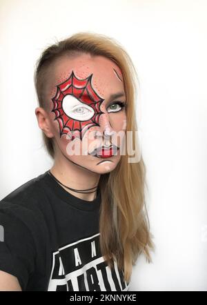 Vertikales Porträt einer Frau mit Spinnengesicht Art Make-up Stockfoto