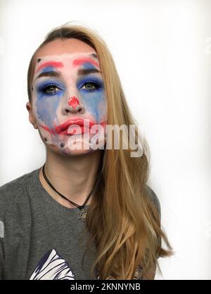 Langhaarige Frau mit Witzbold-Clown-Make-up Stockfoto