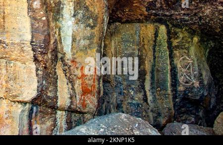 Blick auf einen Jäger und eine Goana auf der einen und eine Geisterfigur auf der anderen Seite, auf der Kunststätte Anbangbang in Nourlangie Rock Site, Kakadu, Northern Territ Stockfoto