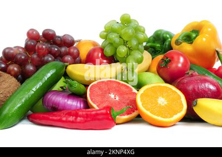 Obst und Gemüse auf einem weißen Hintergrund isoliert Stockfoto