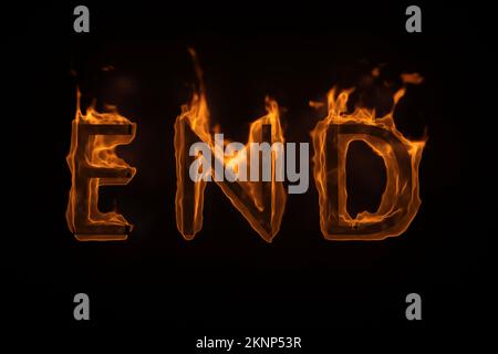 Die Buchstaben enden auf Feuer isoliert auf Schwarz. 3D-Rendering Stockfoto