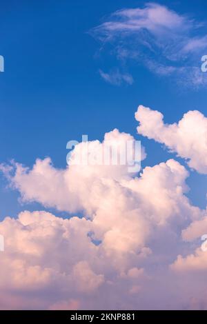 Wunderschöne Wolken am Himmel. Vertikaler Hintergrund mit viel Platz für Ihren eigenen Text Stockfoto