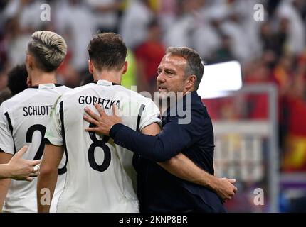 Al-Khor. 27.. November 2022. Letztes Jubiläum GER, von links nach rechts Leon GORETZKA (GER), Coach/Bundestrainer Hans-Dieter 'Hansi' FLICK (GER), Spanien (ESP) - Deutschland (GER), Gruppe Phase Gruppe E, 2. Spieltag, am 27.. November 2022, Al Bayt Stadium in Al Khor. Fußball-Weltmeisterschaft 2022 in Katar ab 20,11. - 18.12.2022 Dollar Kredit: dpa/Alamy Live News Stockfoto