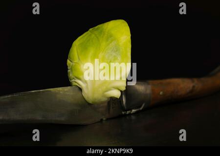 Rosenkohl mit Messer Stockfoto