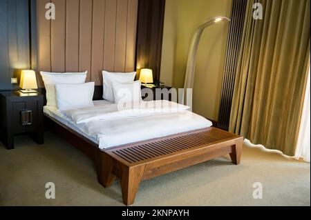Wunderschöne Innenausstattung des modernen Schlafzimmers mit Doppelbett Stockfoto