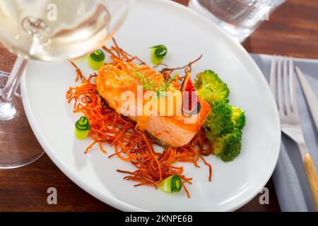 Geröstetes Lachssteak auf Karotten-Reisig mit Brokkoli, Gurken, Feigen Stockfoto