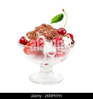 Eiscreme mit Erdbeeren und Kirschen isoliert auf weiß Stockfoto