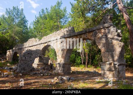 Überbleibsel des römischen Aquädukts in der antiken Stadt Phaselis, Türkei Stockfoto