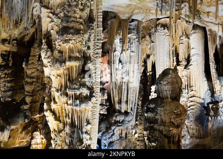 Blick auf die Dunkelheit der Höhle der Dämonen in Südfrankreich Stockfoto