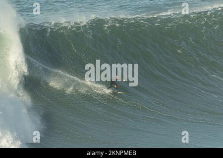 Tow-in Surf oder Big Wave Surf in Praia do Norte, Nazaré, Portugal. Stockfoto