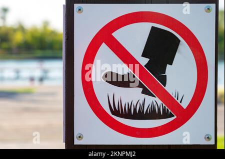 Schließen Sie das Schild „kein Gehen auf dem Gras“ Stockfoto