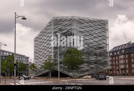 Kopenhagen, Dänemark - 23. Juli 2022: Modernes, graues, glasfaserverstärktes Nykredit-Bankgebäude an der Ecke Puggaardsgade und Kalvebod Brygge unter grauem Clan Stockfoto