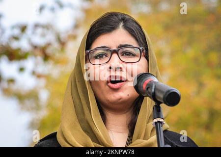 London, Großbritannien. 27.. November 2022. Malala Yousafzai, Friedensnobelpreisträgerin, Menschenrechtsaktivistin und Frauenbildungsprofechterin, spricht auf der Veranstaltung und steht dann solidarisch mit anderen Teilnehmern. Beide Eltern sind ebenfalls anwesend. Der Marsch für Freiheit und Bildung für afghanische Frauen und Mädchen wird von Stand4NRF und März für Frauen organisiert. Es geht vom Hyde Park zur Downing Street, wo mehrere Redner auf die Bühne gehen, um für die Rechte und Freiheiten der afghanischen Frauen zu sprechen. Kredit: Imageplotter/Alamy Live News Stockfoto