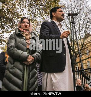 London, Großbritannien. 27.. November 2022. Ziauddin Yousafzai, Bildungsaktivist und Vater des Friedensnobelpreisträgers Malala Yousafzai und Malalas Mutter Toor Pekai Yousafzai neben ihm. Der Marsch für Freiheit und Bildung für afghanische Frauen und Mädchen geht vom Hyde Park zur Downing Street, wo mehrere Redner auf die Bühne gehen, um für die Rechte und Freiheiten afghanischer Frauen zu sprechen. Kredit: Imageplotter/Alamy Live News Stockfoto