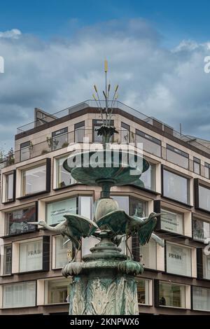 Kopenhagen, Dänemark - 23. Juli 2022: Prada-Modehaus hinter Storkespringvandet, Stork Fountain, auf Stroget-Platz unter blauer Wolkenlandschaft Stockfoto