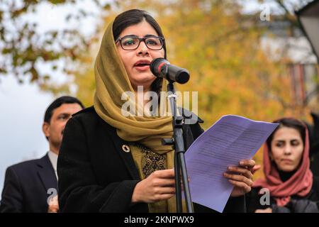 London, Großbritannien. 27.. November 2022. Malala Yousafzai, Friedensnobelpreisträgerin, Menschenrechtsaktivistin und Frauenbildungsprofechterin, spricht auf der Veranstaltung und steht dann solidarisch mit anderen Teilnehmern. Beide Eltern sind ebenfalls anwesend. Der Marsch für Freiheit und Bildung für afghanische Frauen und Mädchen wird von Stand4NRF und März für Frauen organisiert. Es geht vom Hyde Park zur Downing Street, wo mehrere Redner auf die Bühne gehen, um für die Rechte und Freiheiten der afghanischen Frauen zu sprechen. Kredit: Imageplotter/Alamy Live News Stockfoto